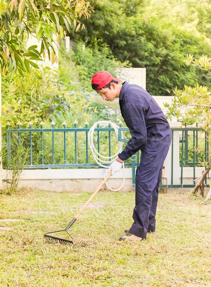 jardineiro com ferramentas de jardim no trabalho foto
