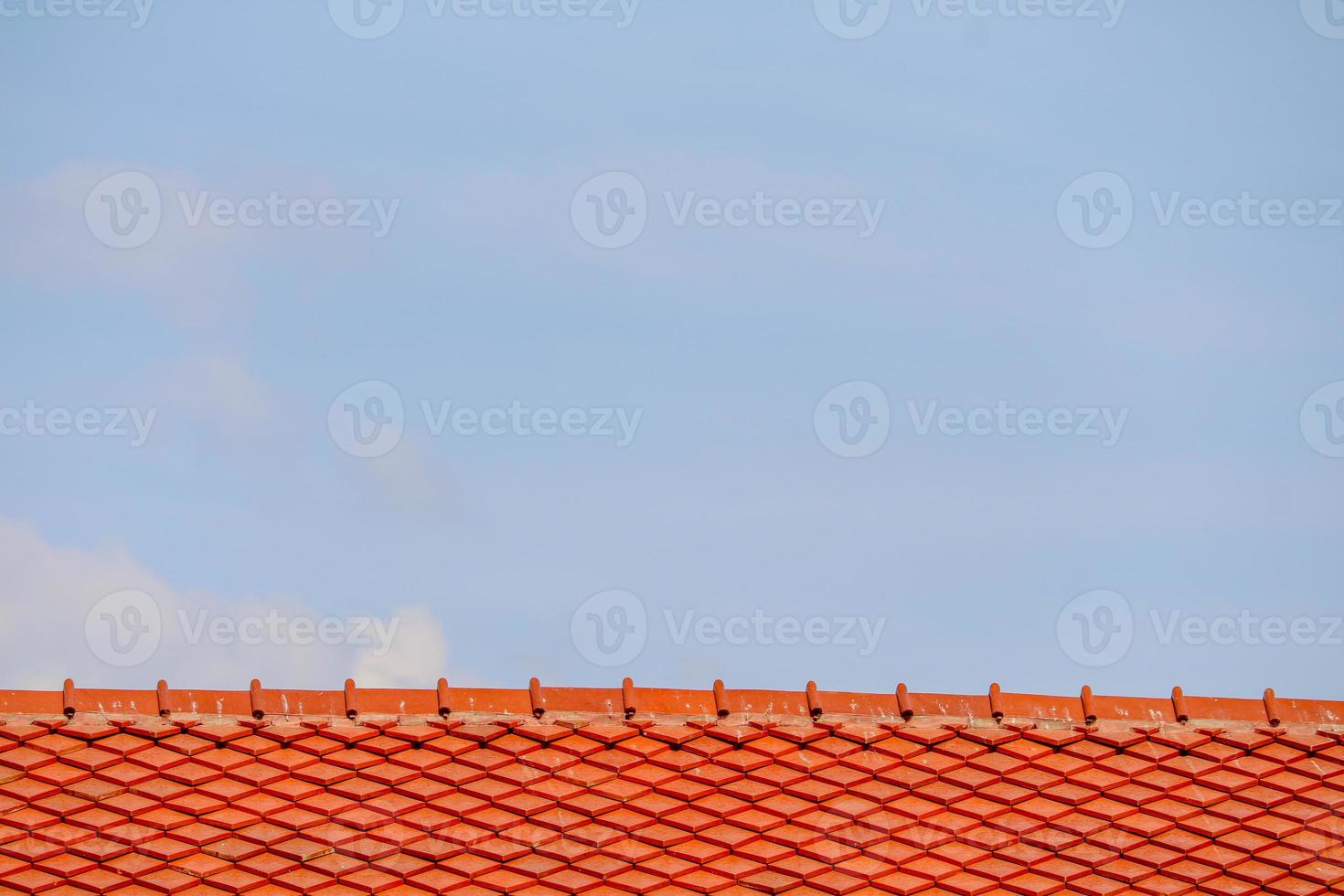 telhado em cima e fundo de nuvem branca de céu azul foto