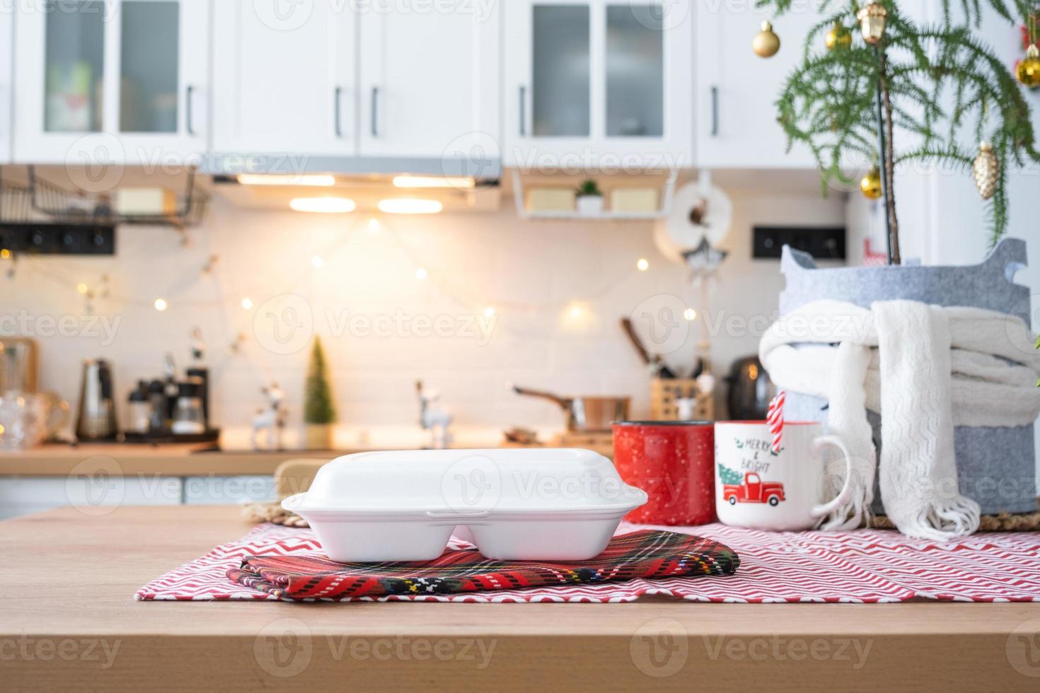 recipientes de serviço de entrega de comida na mesa branca scandi cozinha festiva na decoração de natal. véspera de ano novo, economizando tempo, com preguiça de cozinhar, pedido quente, caixa de plástico descartável à luz das fadas. brincar foto