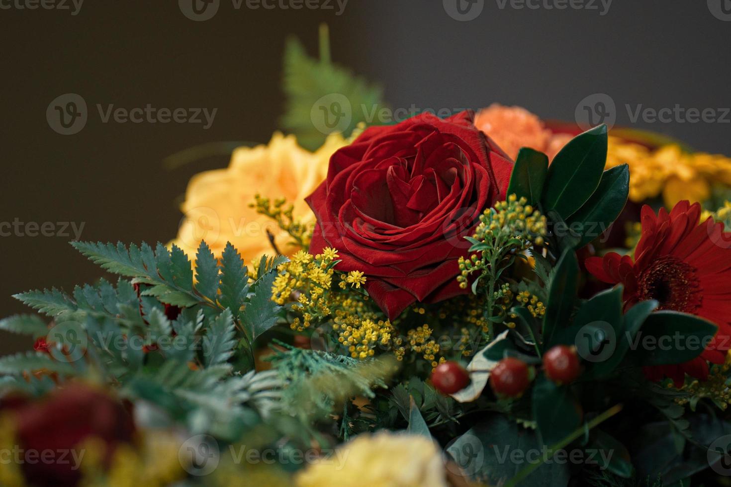 flores fúnebres apresentadas sobre um caixão no caso de alguém que passa em close-up foto