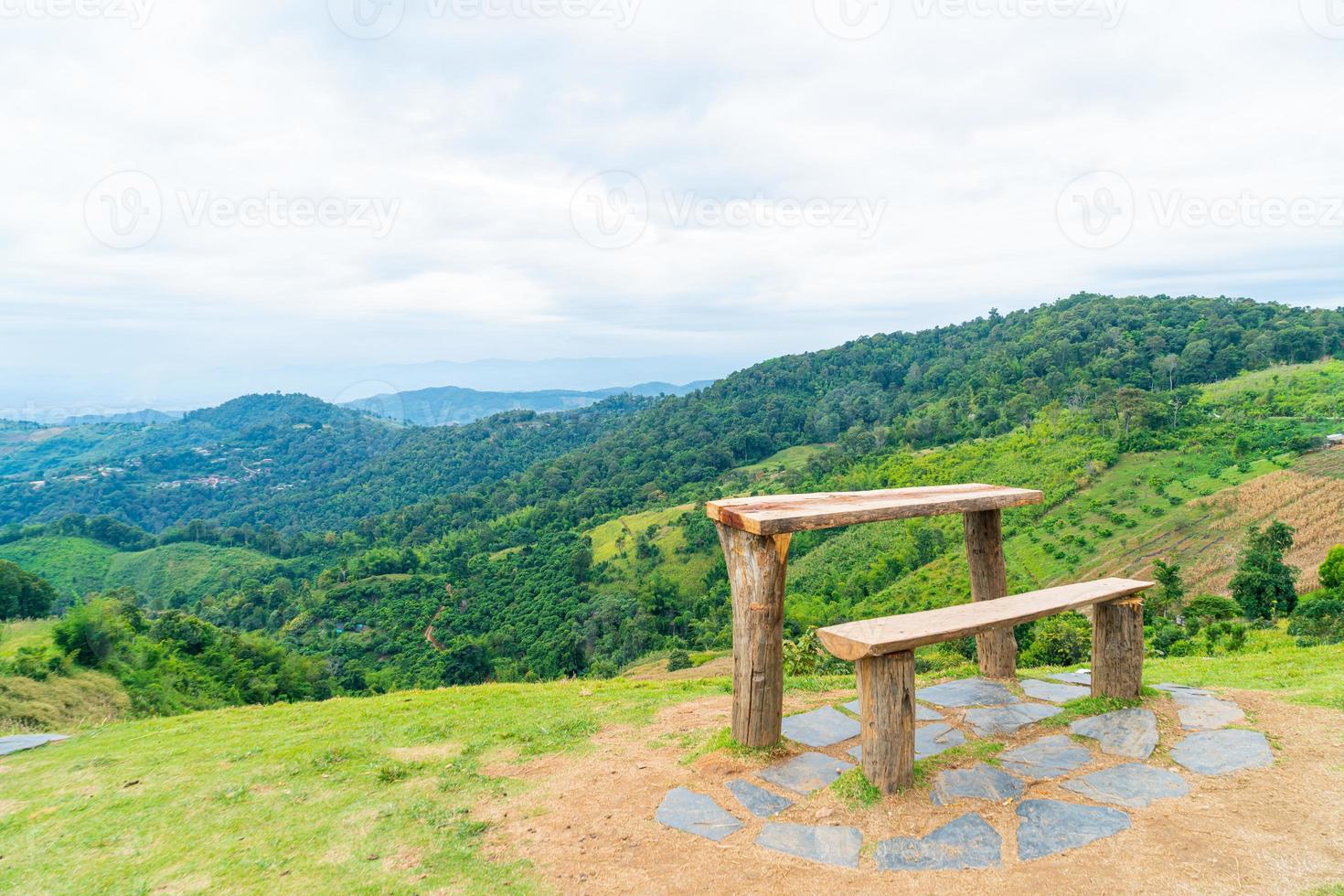 barra de madeira e cadeira com fundo de colina de montanha foto
