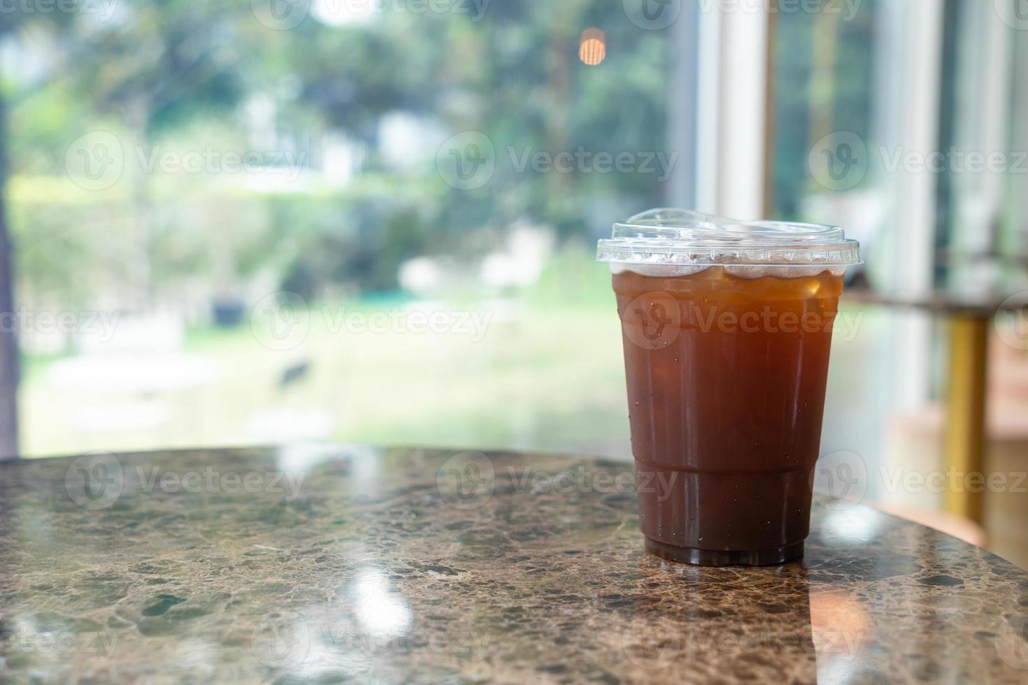 café americano na mesa na cafeteria foto