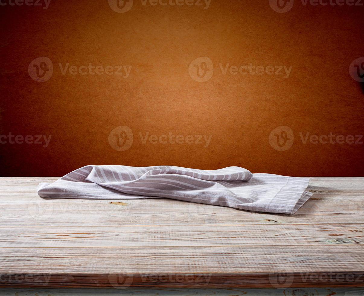 guardanapo branco, toalha de mesa na maquete de deck de madeira. foto