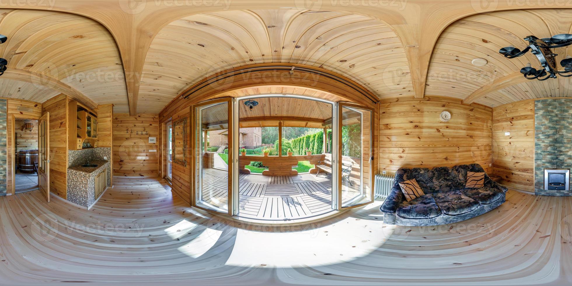 vista panorâmica hdri 360 esférica sem costura completa na varanda do salão vazio interior na casa de férias de vila de madeira com sofá, cozinha e lareira em projeção esférica equiretangular. foto