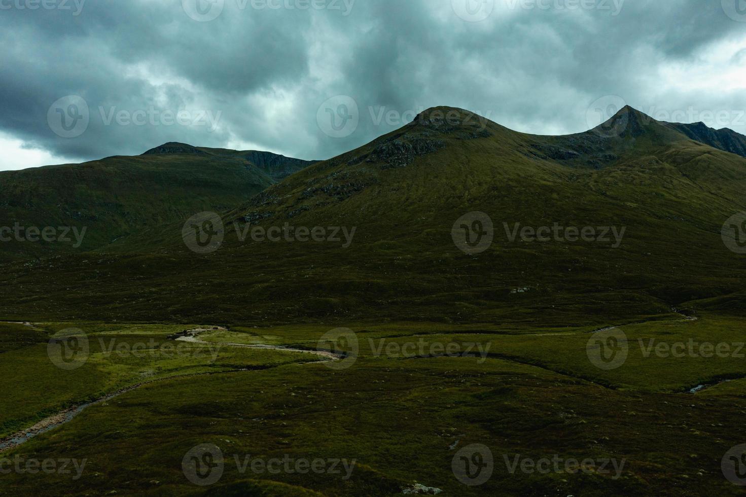 vista aérea da passagem de montanha na Escócia foto