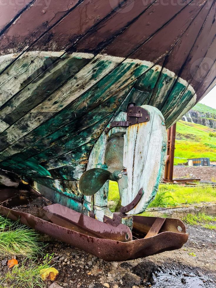 um velho barco abandonado na costa da islândia. foto