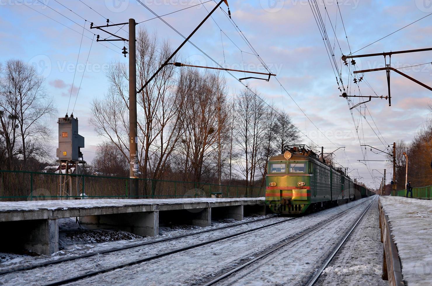 paisagem de inverno à noite com a estação ferroviária foto