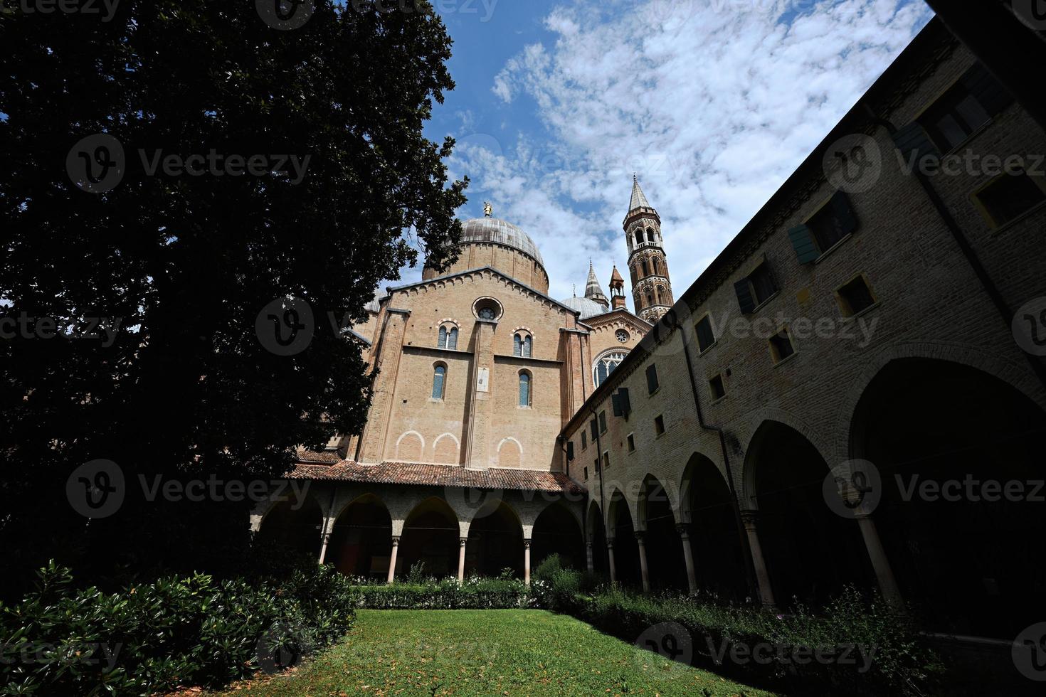 pátio da basílica di sant antonio em padova, veneto, itália. foto