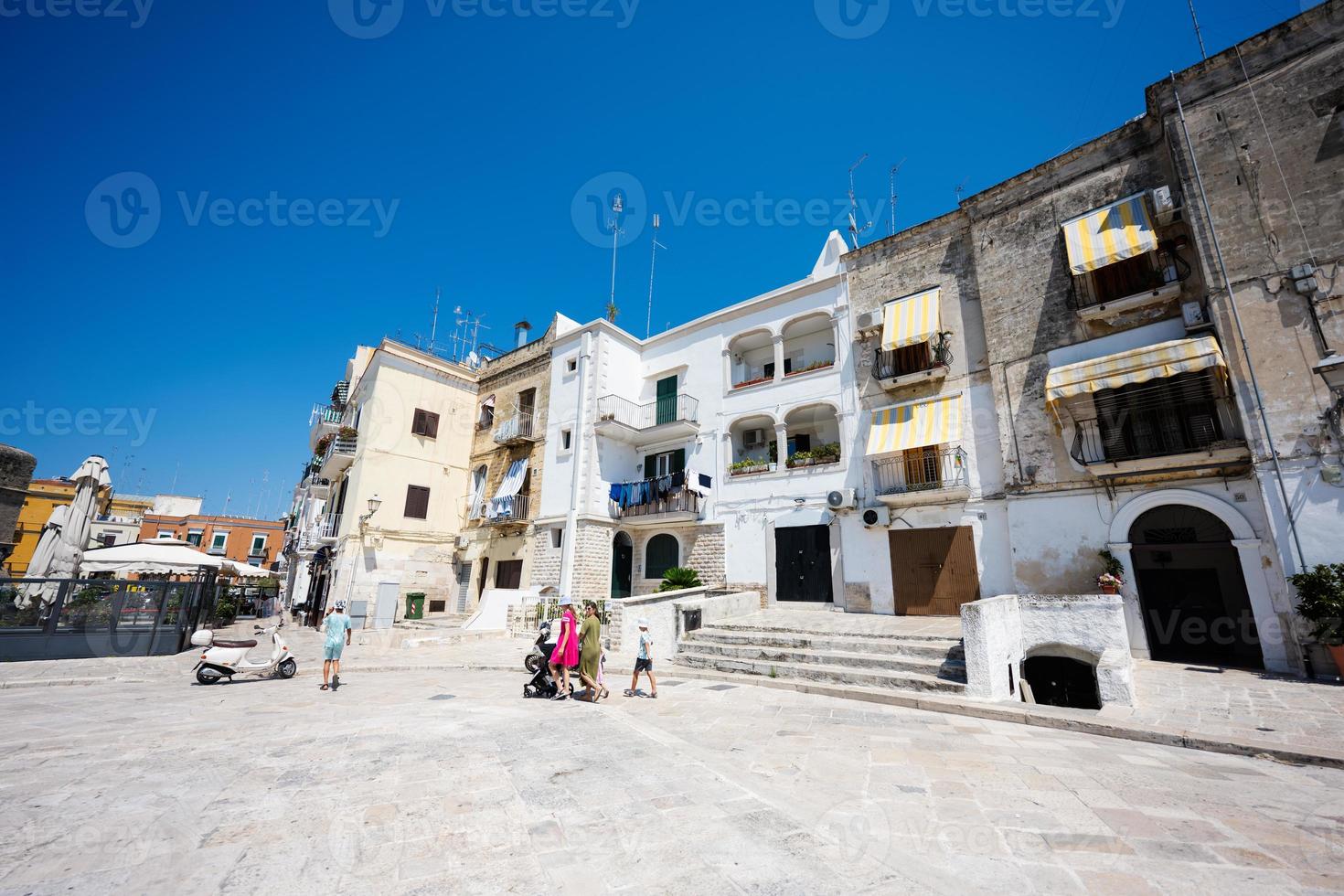 família de turistas acordando nas ruas de bari, puglia, sul da itália. foto