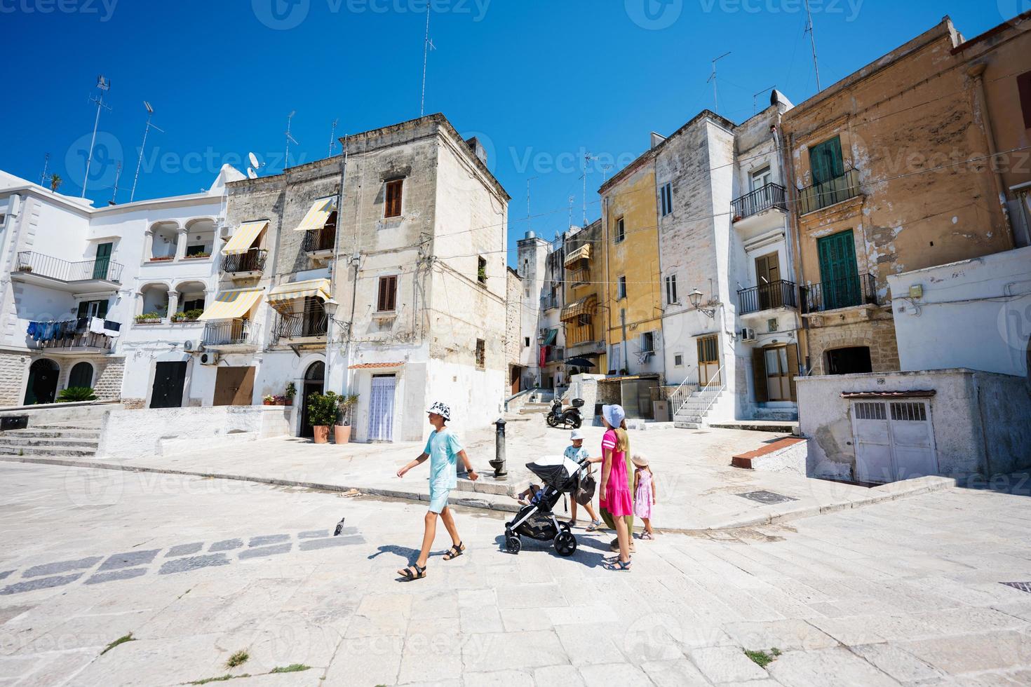 família de turistas acordando nas ruas de bari, puglia, sul da itália. foto