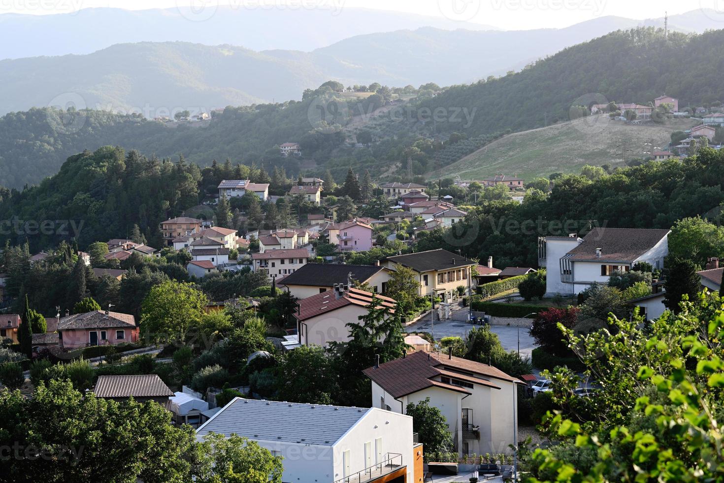 vista de nocera umbra, cidade e comuna na província de perugia, itália. foto