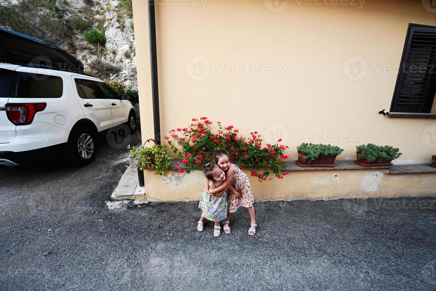 duas irmãs se abraçam perto de casa em nocera umbra, cidade e comuna na província de perugia, itália. foto