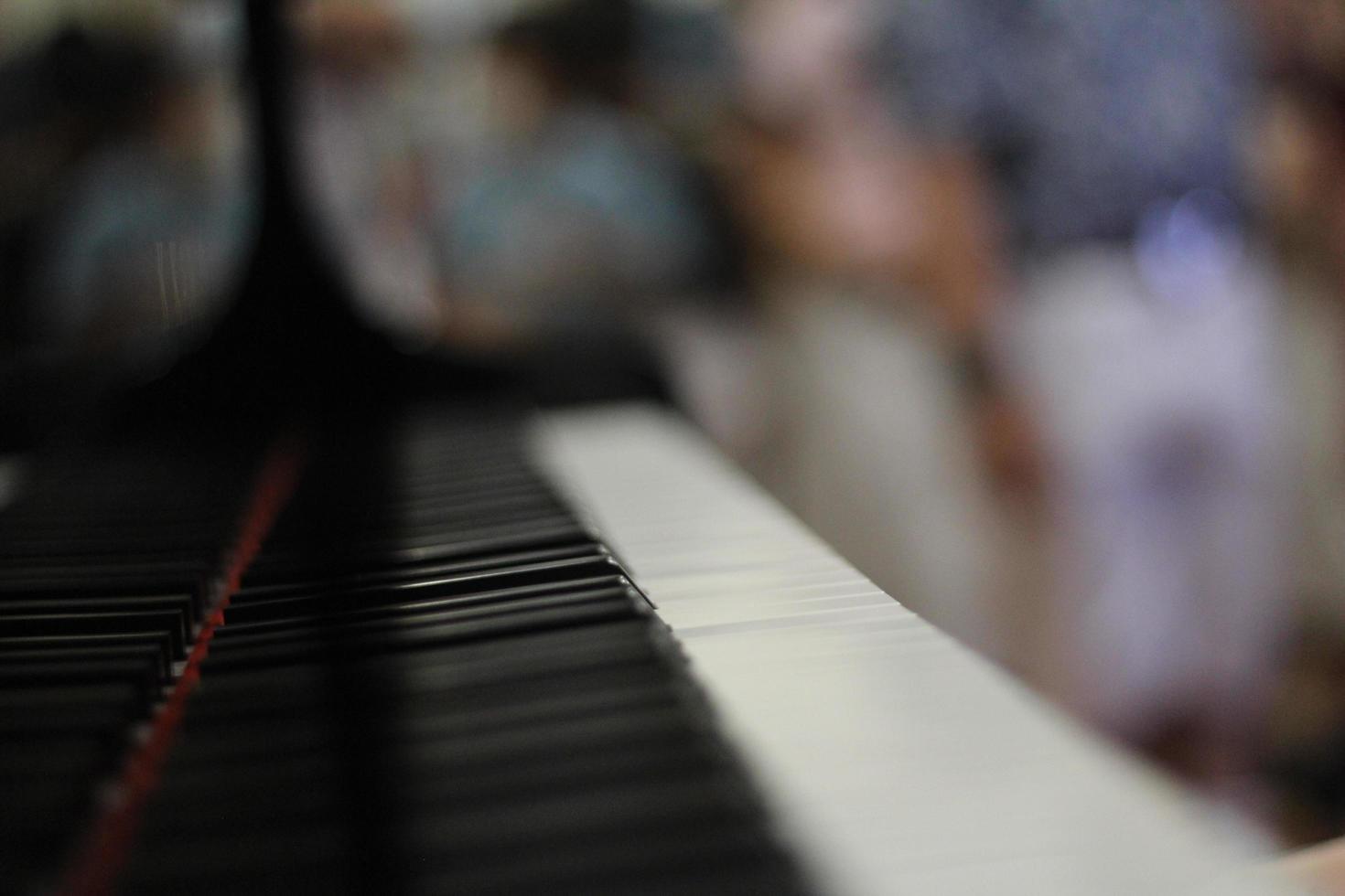 interior da sala com elegante piano de cauda clássico foto