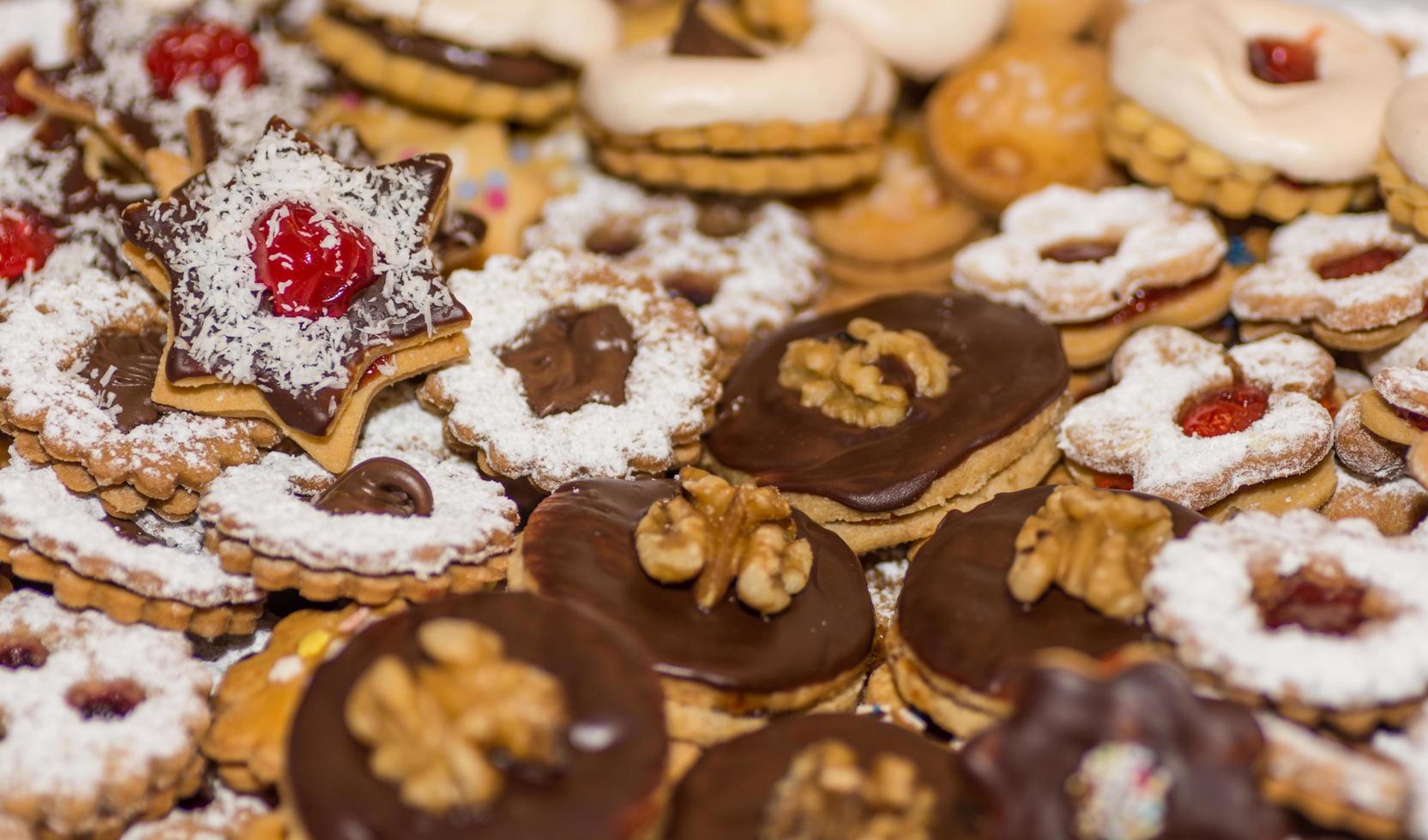 saborosos biscoitos diferentes com chocolate e granulado foto