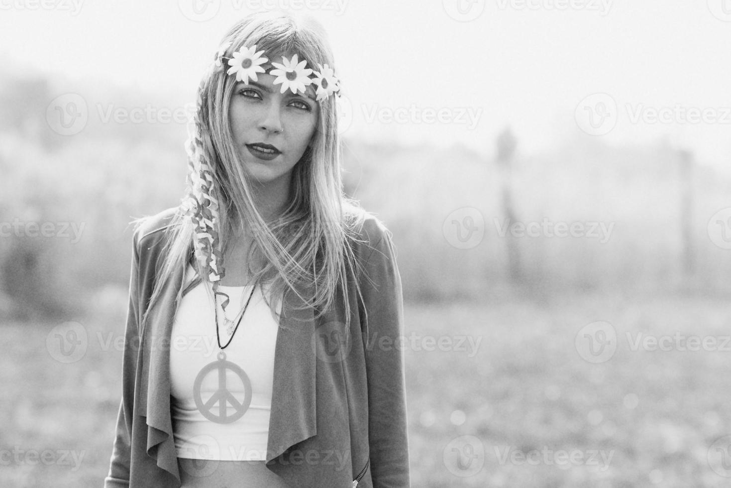 menina loira estilo hippie com sinal de paz e coroa fora 15657446