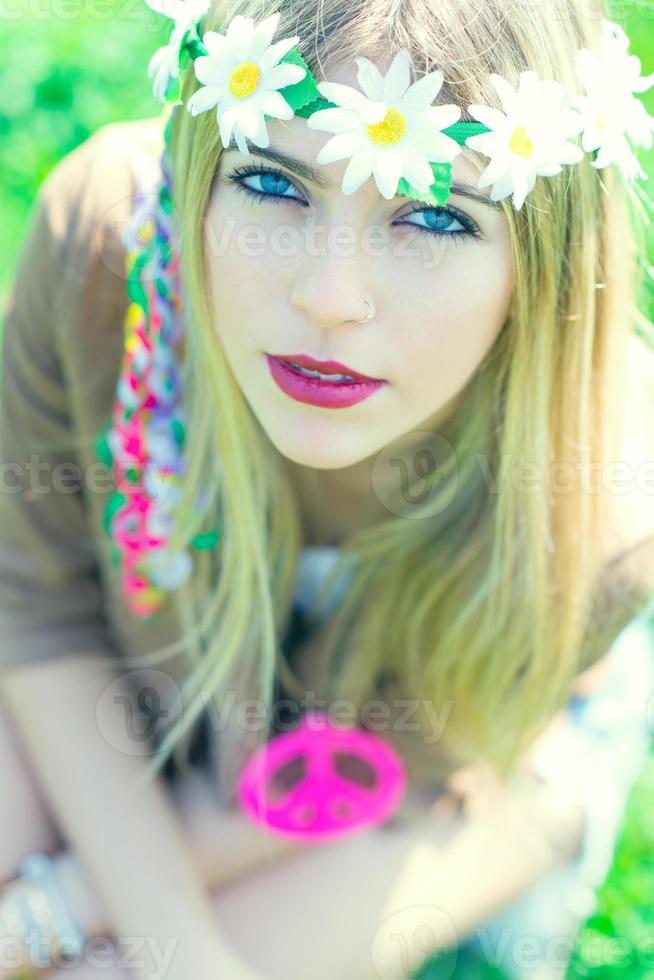 menina hippie com colar com sinal de paz foto