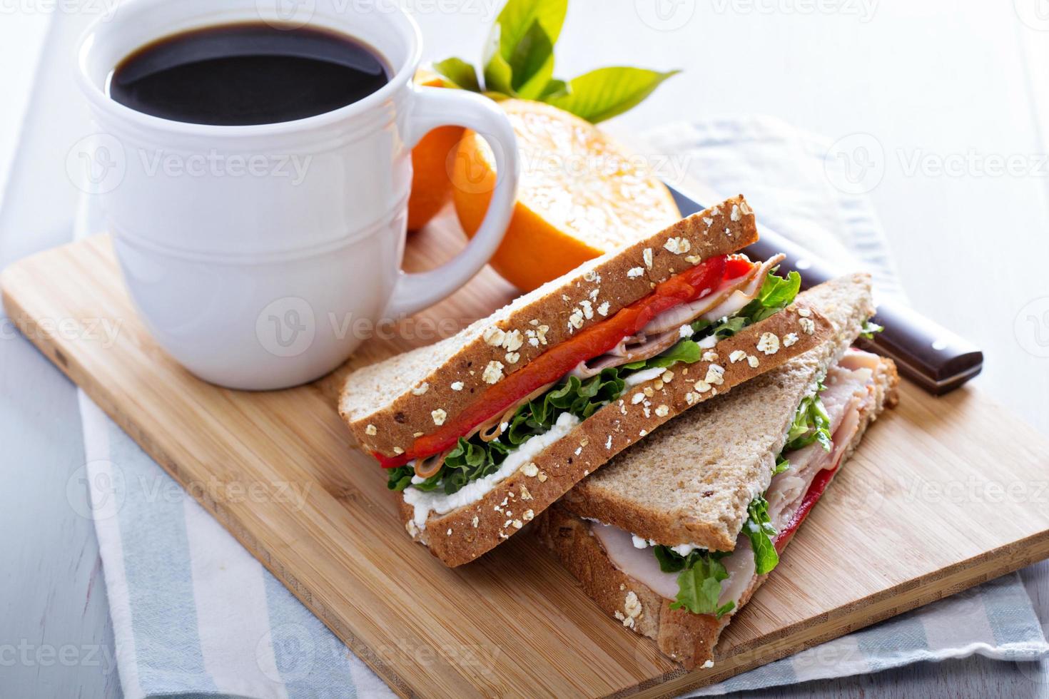 sanduíche de café da manhã com peru foto