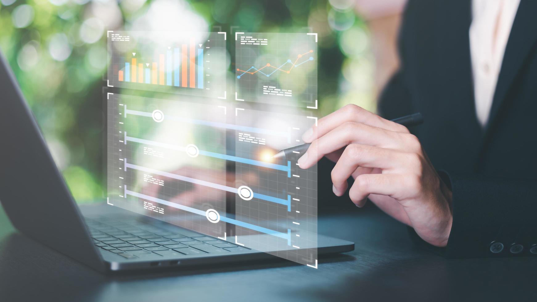 pessoas de negócios leem relatórios de gráficos de estatísticas de negócios, para analisar e melhorar a estratégia corporativa, gerenciar documentos financeiros e de marketing, atualizar contas de orçamento anual, dados de crescimento da empresa. foto