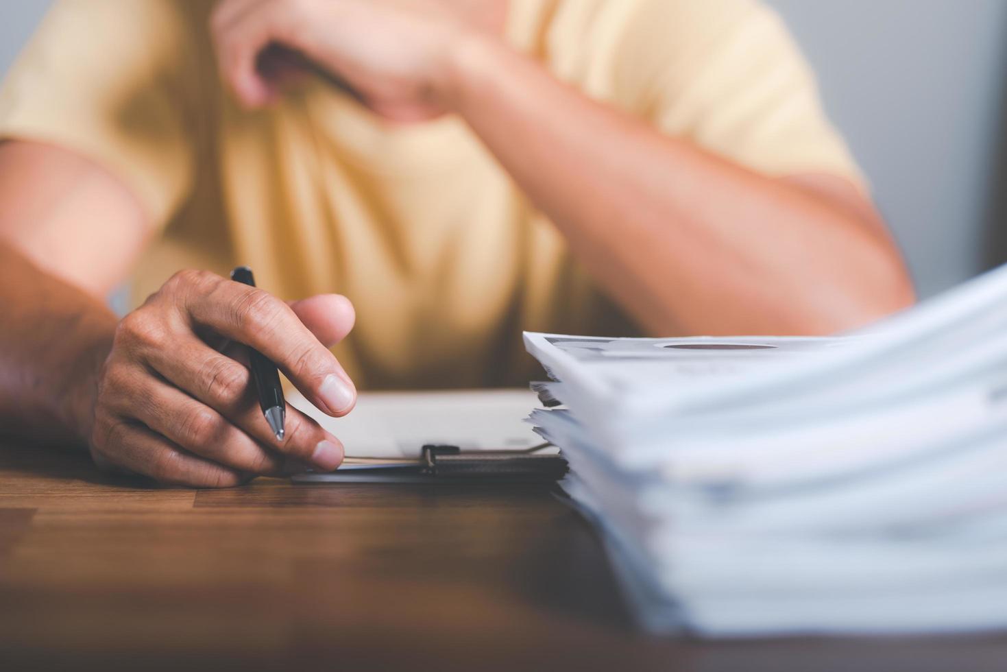 documentos de contabilidade comercial, auditor, gerenciamento e auditoria de documentos de escritório, relatórios para análise de tempo de impostos, trabalhador de escritório trabalhando com documentos em casa, mesa de escritório, trabalho em casa foto