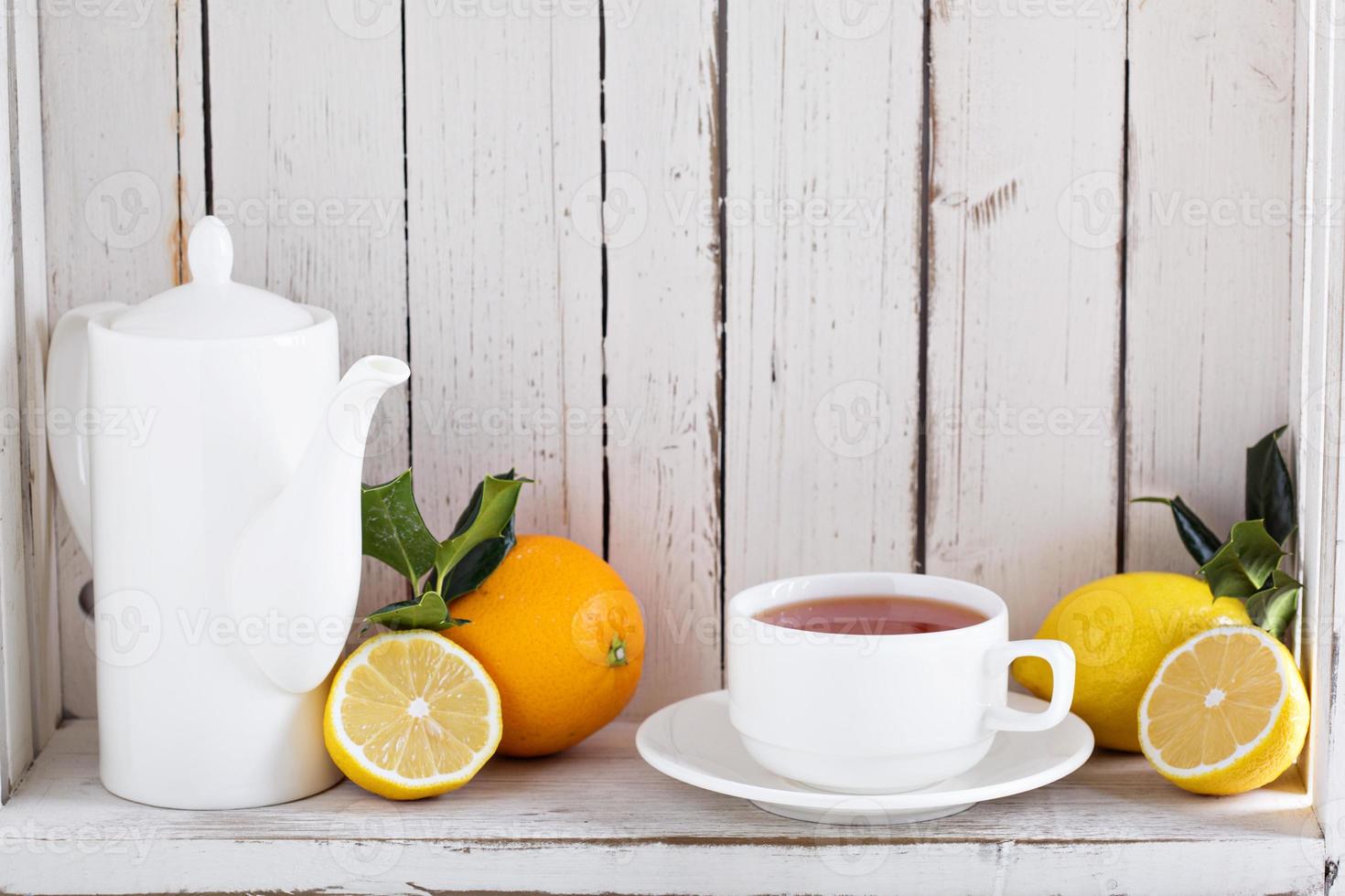 chá com frutas cítricas na prateleira foto