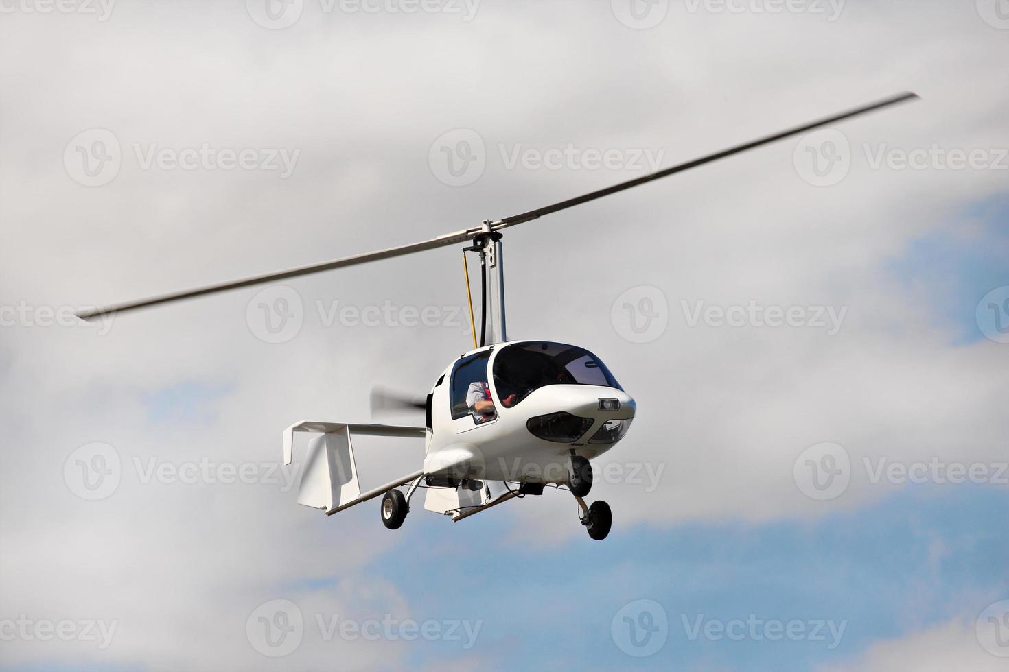 helicóptero moderno voando foto