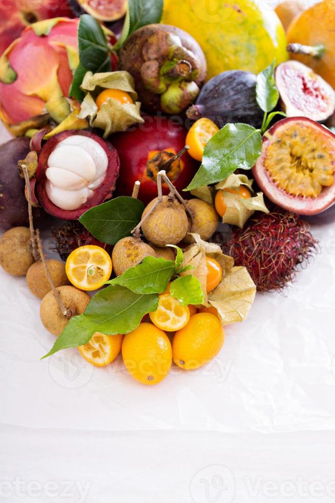 frutas exóticas na mesa branca foto