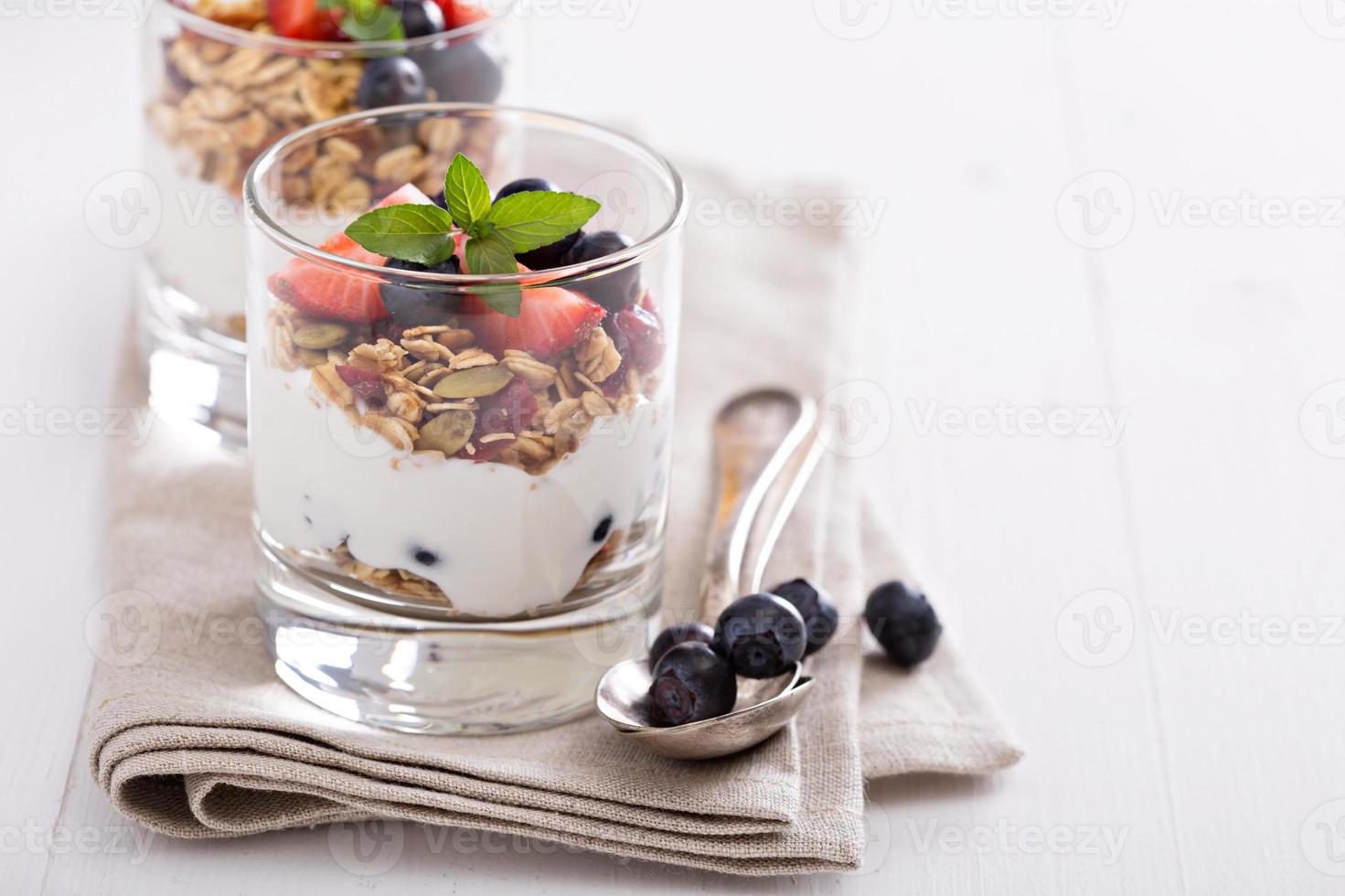 granola com frutas frescas em uma tigela azul foto