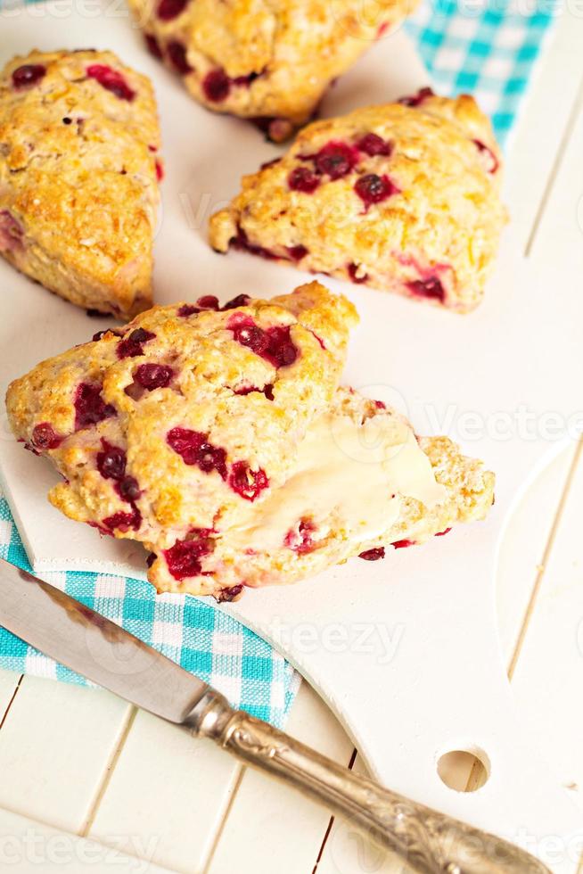 scones acabados de cozer com raspas de laranja e bagas foto