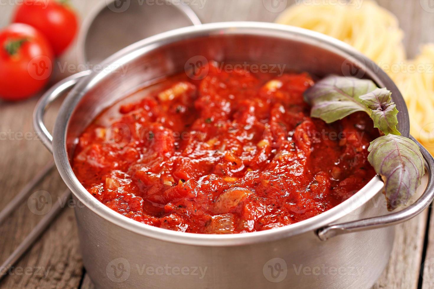 molho de macarrão de tomate em uma panela pequena foto