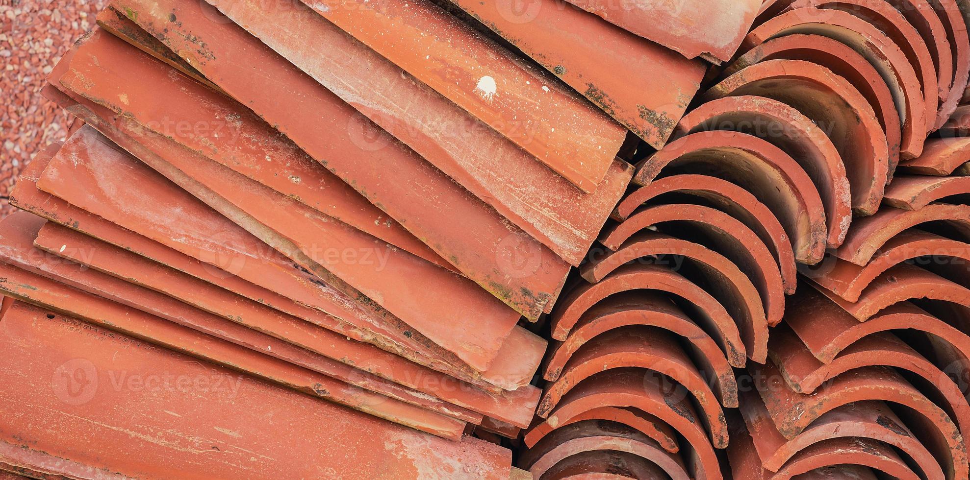 telhas em um armazém, foco seletivo de close-up. construção e reparação de casas, entrega e venda de materiais de construção. foto