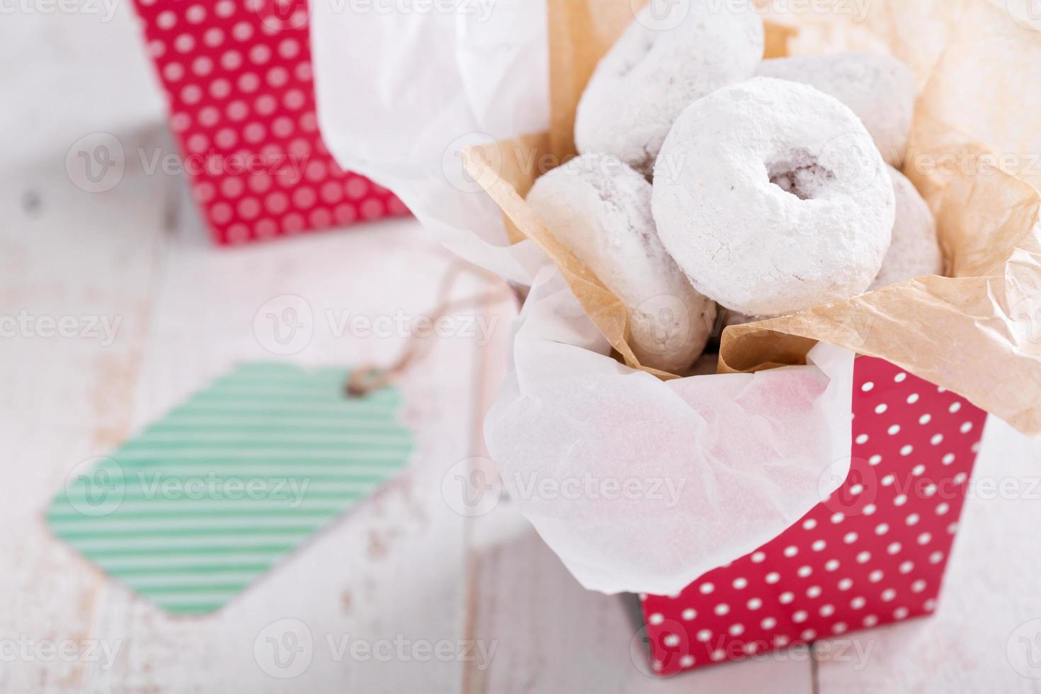 presente de comida em uma caixa colorida mini rosquinhas foto