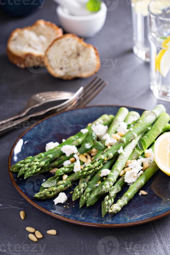 salada quente com aspargos, queijo feta e limão foto