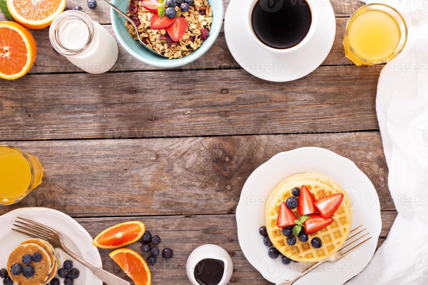 waffles de café da manhã com frutas frescas foto