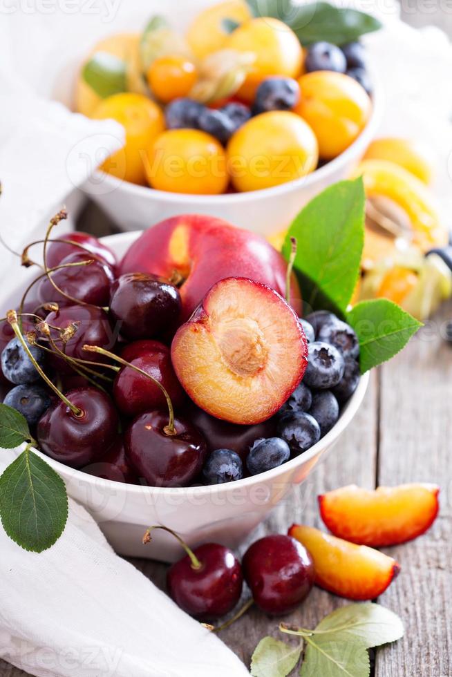 frutas de verão em uma tigela foto