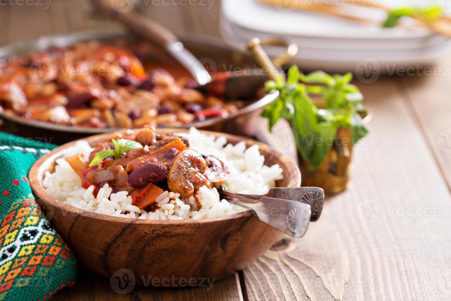 pimentão de feijão vegano servido com arroz foto