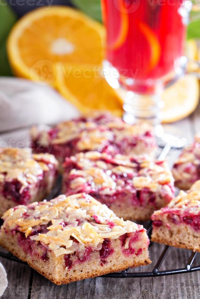 barras de bolo de frutas vermelhas com cobertura de amêndoa e caramelo foto