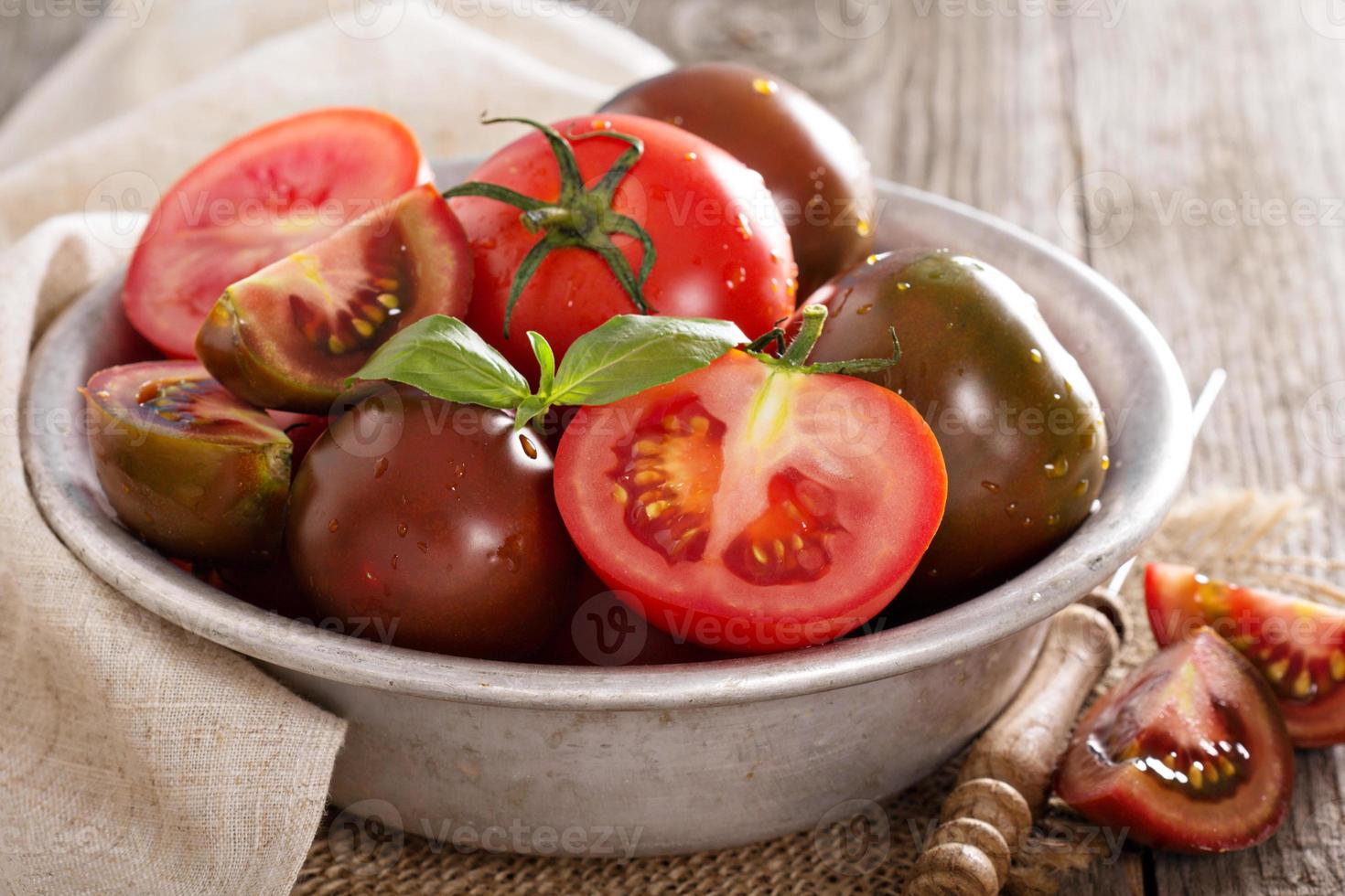 tomates frescos maduros em uma tigela foto