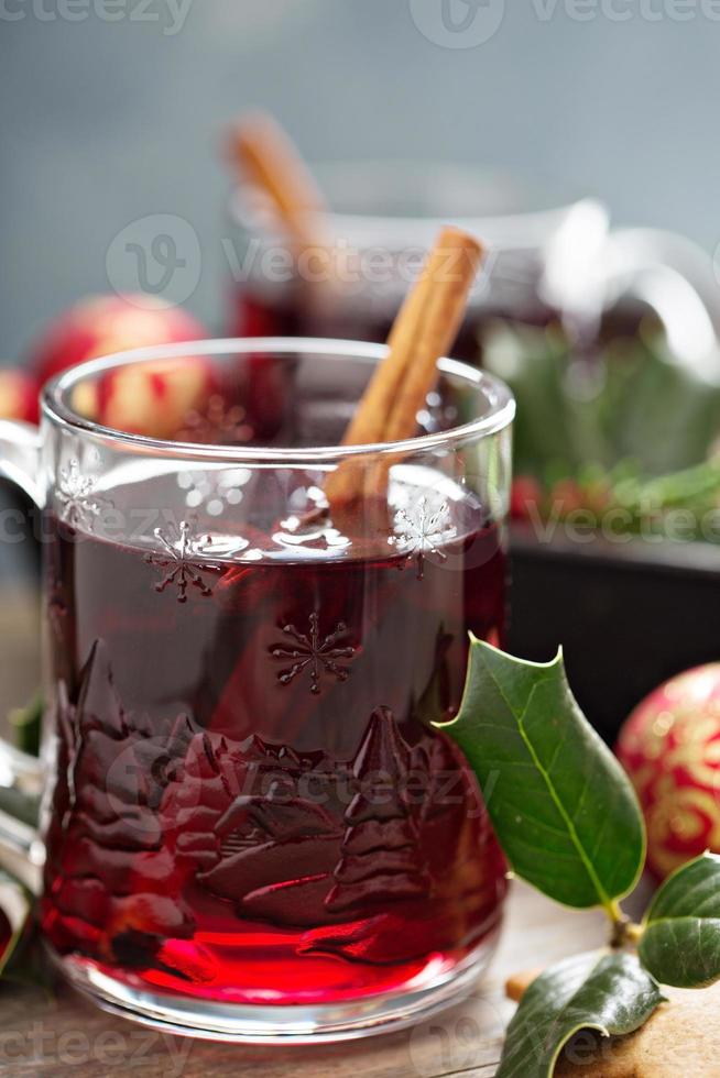 vinho quente com canela e anis estrelado foto