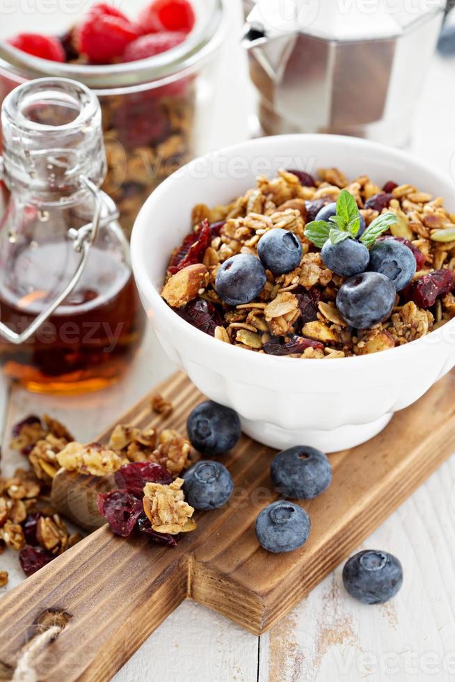 granola caseira com frutas no café da manhã foto