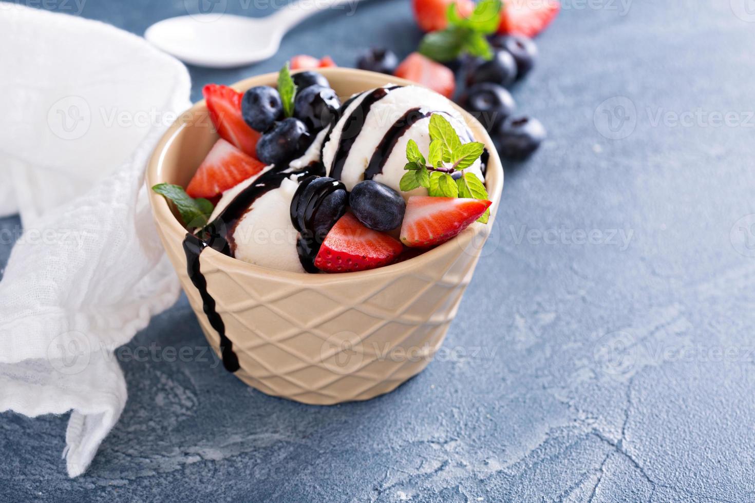 bolas de sorvete de baunilha com frutas foto