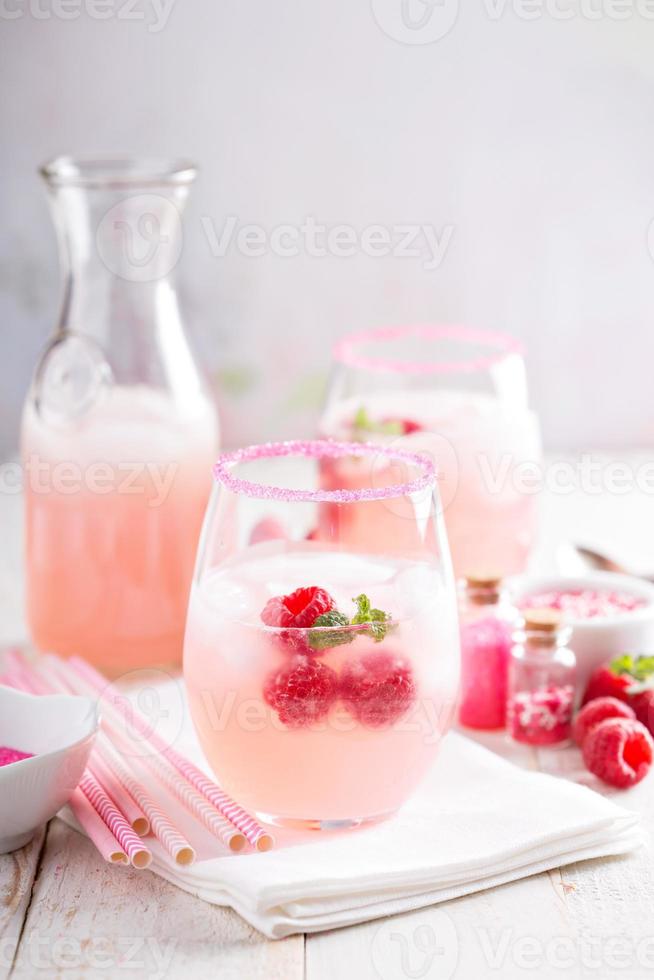 limonada de framboesa em um copo foto
