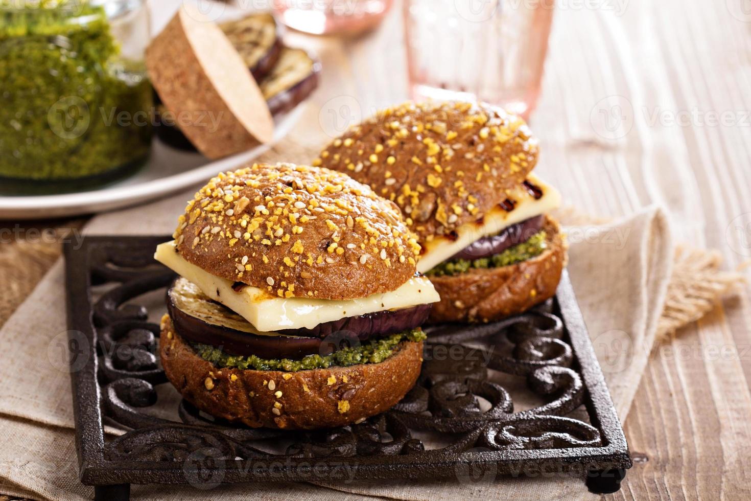 hambúrguer vegetariano com queijo, berinjela e pesto foto