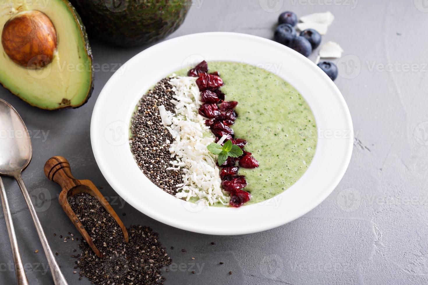 tigela de smoothie verde com abacate e sementes de chia foto