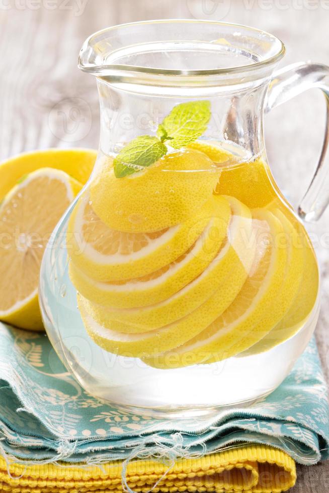 limonada com hortelã e limão foto