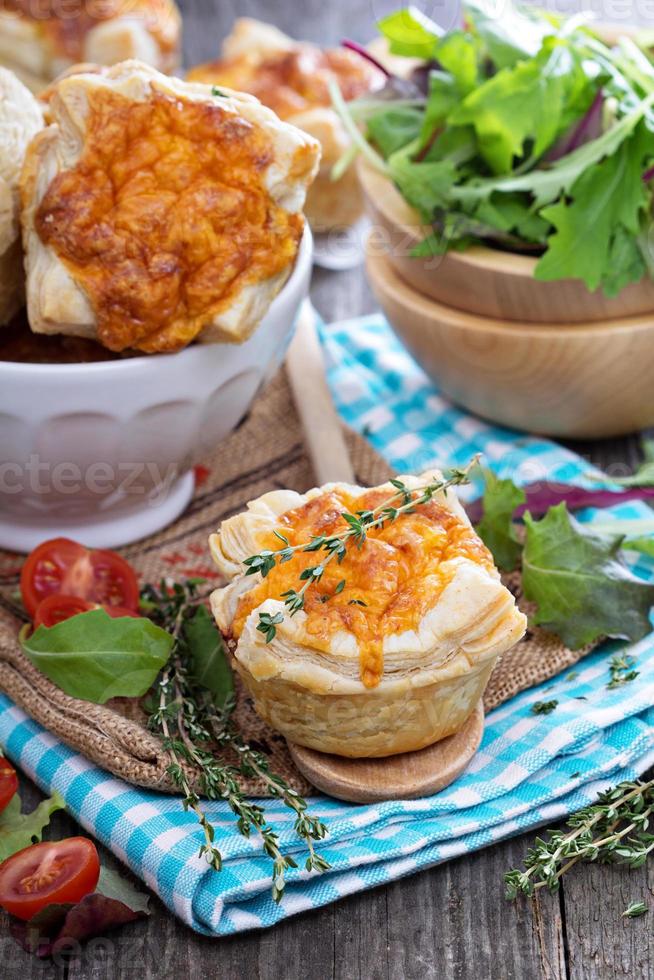 mini quiche com massa folhada foto