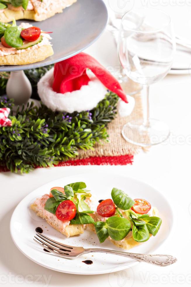 crostini de truta defumada para ceia de natal foto