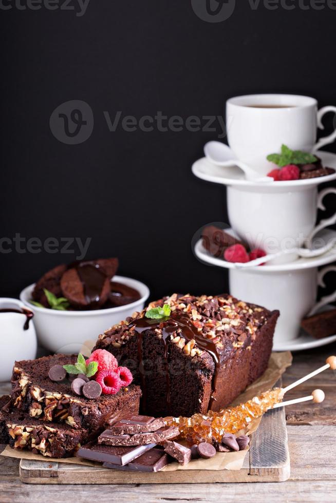 bolo de chocolate com nozes foto