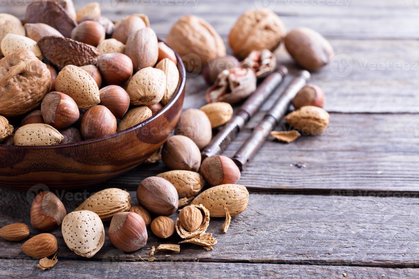 variedade de nozes com conchas em uma tigela foto