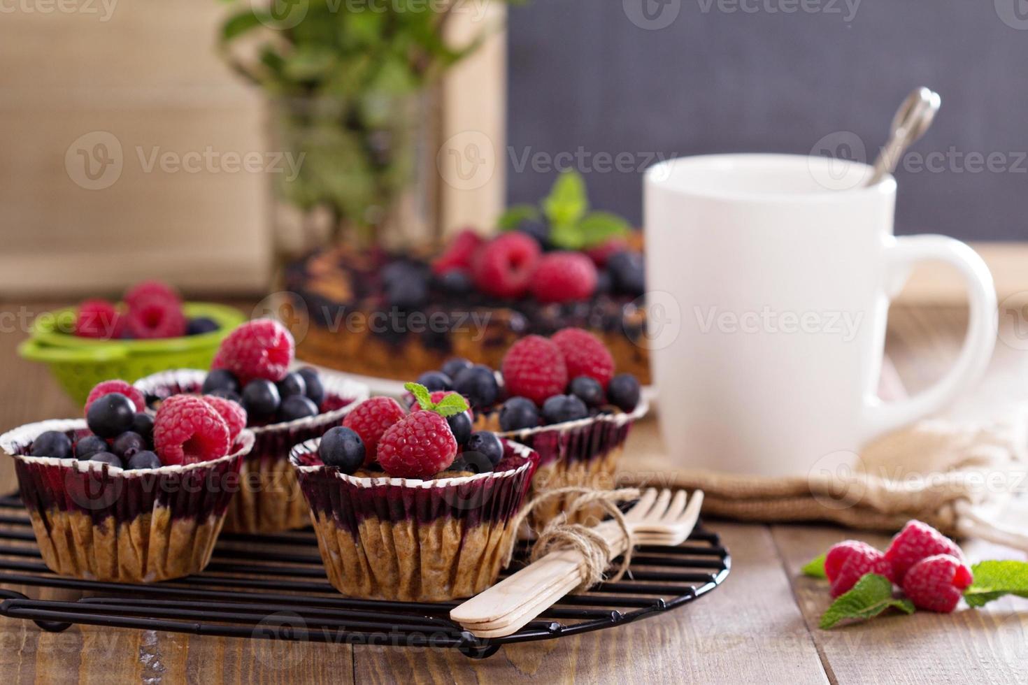 Muffins de frutos silvestres com aveia foto