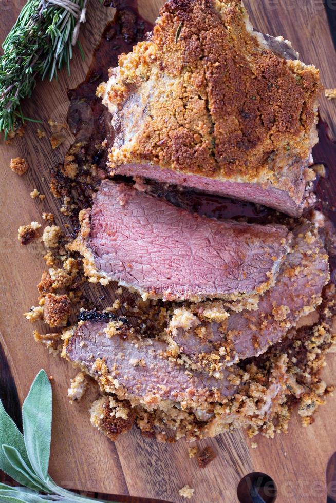 carne assada com crosta de pão de ervas foto